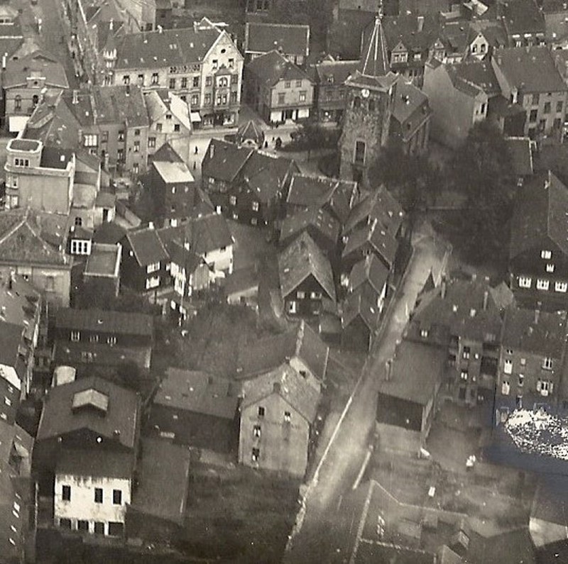 Luftaufnahme von alt Velbert mit alter Kirche und Milchstraße